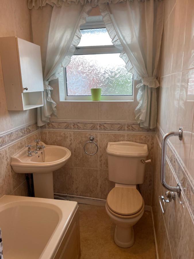 Spacious, Sleeps 17, 3 Bathrooms, Parking, Менсфілд Екстер'єр фото