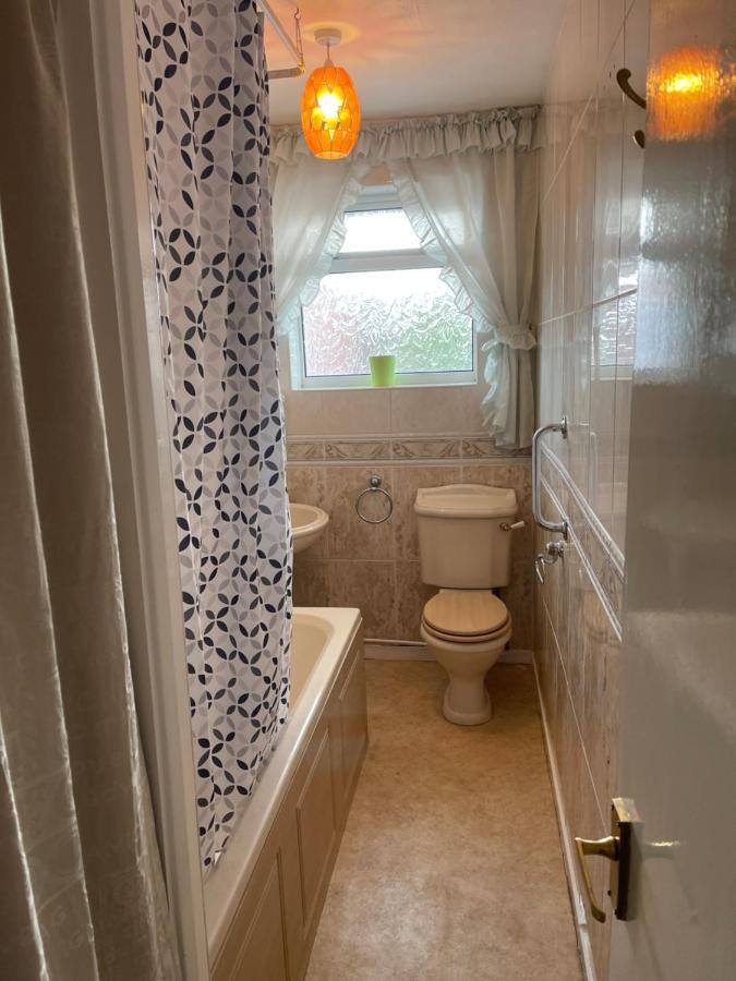 Spacious, Sleeps 17, 3 Bathrooms, Parking, Менсфілд Екстер'єр фото